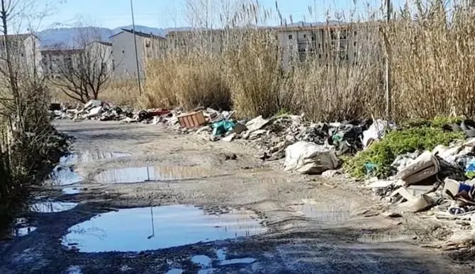 Crati, discarica a cielo aperto sulle sponde del fiume