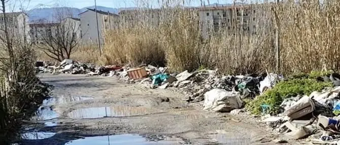 Crati, discarica a cielo aperto sulle sponde del fiume