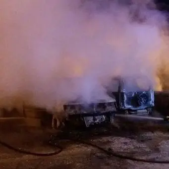 Isca sullo Ionio, incendio nella notte distrugge due auto