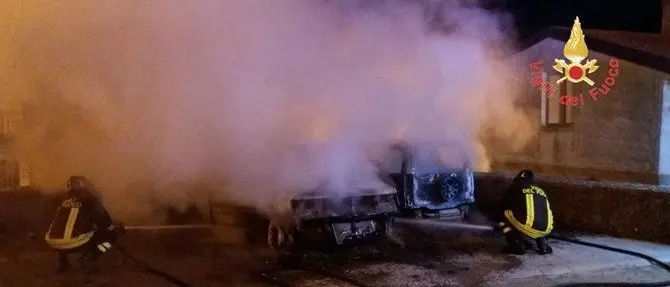 Isca sullo Ionio, incendio nella notte distrugge due auto