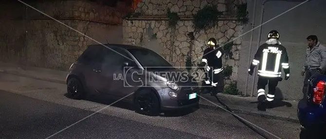 Catanzaro, auto va a fuoco in via Scalfaro