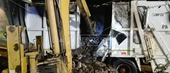 Lamezia, incendiato un autocompattatore della Multiservizi