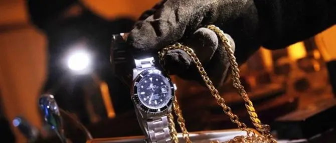 Furti in abitazioni nel Catanzarese: è caccia all’uomo