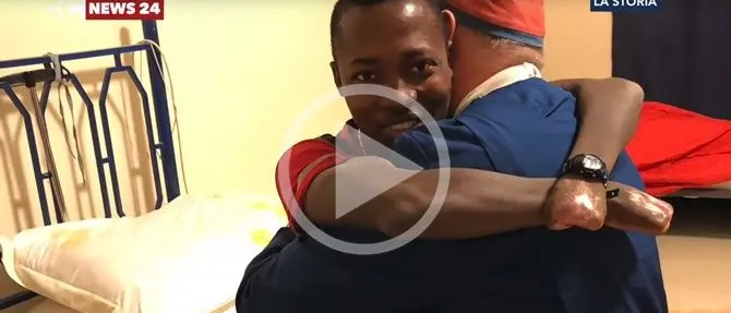 Per colpa degli scafisti ha perso gambe e mani: la vita di Aruona ricomincia in Calabria (VIDEO)