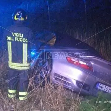 Crotone, auto esce fuori strada: morto il conducente