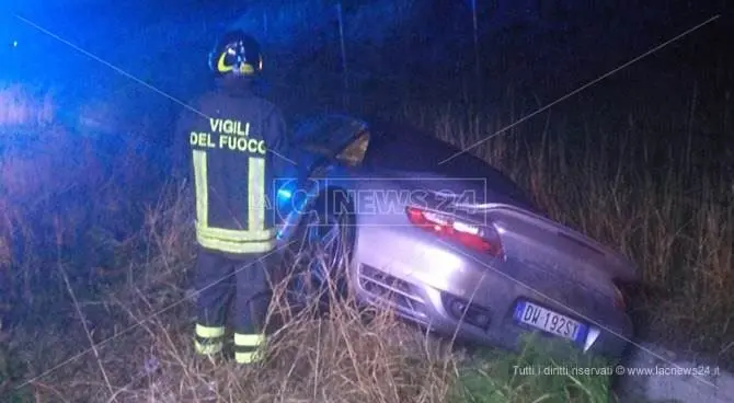 Crotone, auto esce fuori strada: morto il conducente