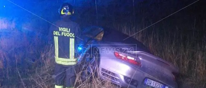 Crotone, auto esce fuori strada: morto il conducente
