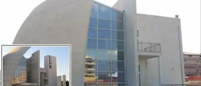 Il nuovo teatro di Locri “uguale” a una famosa chiesa romana? (VIDEO)