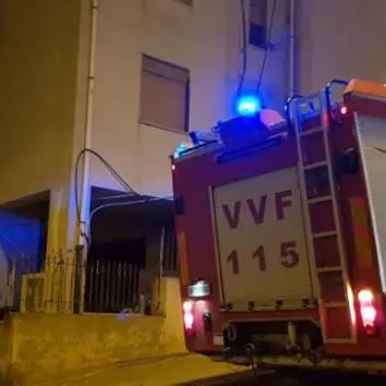 Scoppia incendio in uno stabile, intervengono i vigili del fuoco