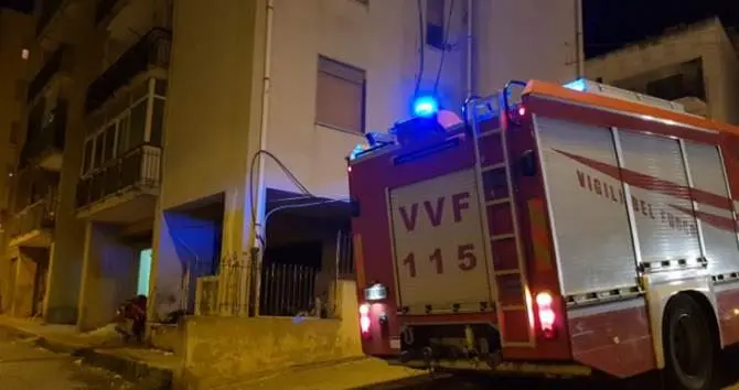 Scoppia incendio in uno stabile, intervengono i vigili del fuoco