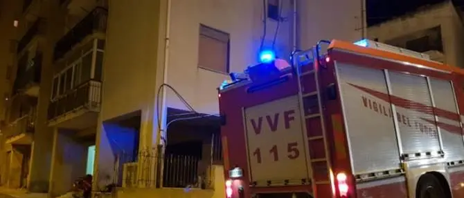 Scoppia incendio in uno stabile, intervengono i vigili del fuoco