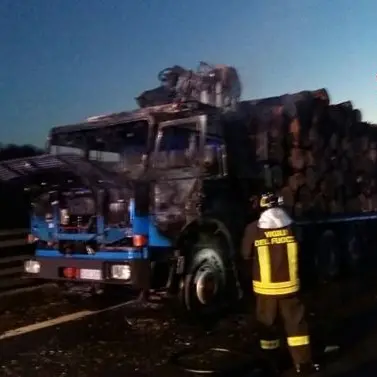 Mezzo pesante in fiamme, traffico in tilt in autostrada tra Altilia e Rogliano