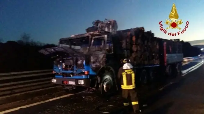 Mezzo pesante in fiamme, traffico in tilt in autostrada tra Altilia e Rogliano