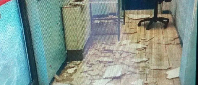 Catanzaro, crolla la controsoffittatura nell’istituto “Maresca” (VIDEO)