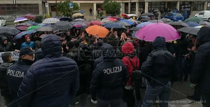 Lamezia, in centinaia in strada per dire no alla chiusura degli impianti sportivi