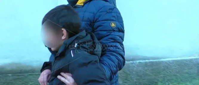 Senza una casa né una carrozzina, il bambino disabile nell'inferno di Scordovillo