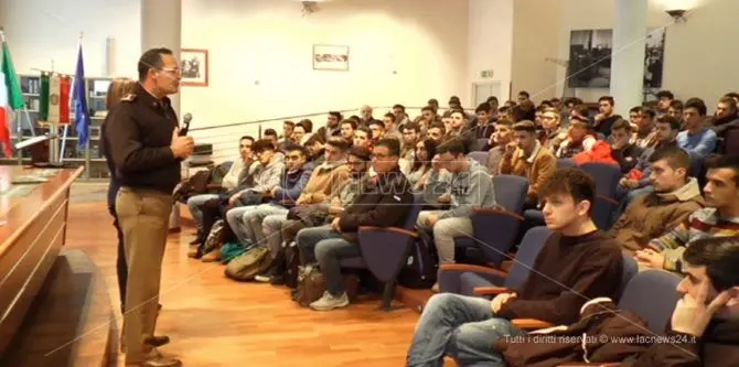 Opportunità di lavoro nell'Esercito, incontro con gli studenti a Catanzaro