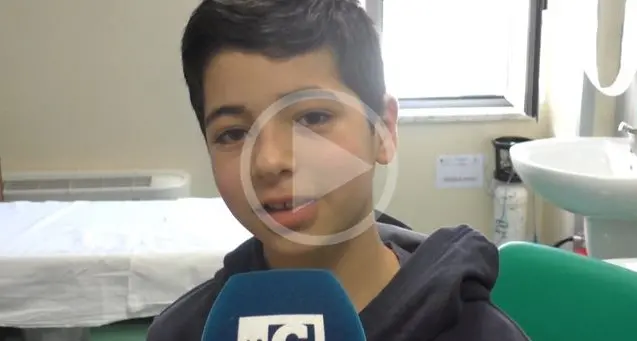 Il piccolo Manuel costretto a bucarsi le dita sei volte al giorno per i tagli alla sanità calabrese (VIDEO)