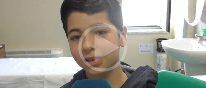 Il piccolo Manuel costretto a bucarsi le dita sei volte al giorno per i tagli alla sanità calabrese (VIDEO)