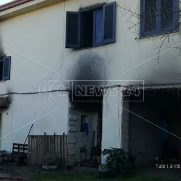 Casa in fiamme a Corigliano, il rogo provocato dalle scintille del camino