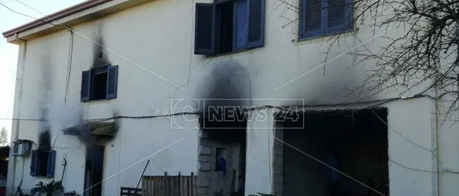Casa in fiamme a Corigliano, il rogo provocato dalle scintille del camino