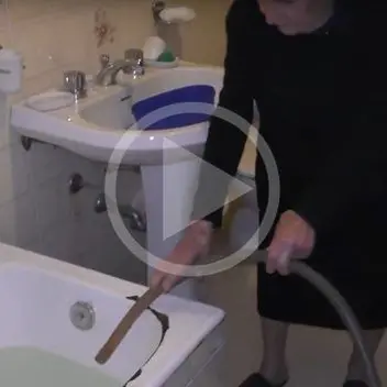 Non ha i soldi per la quota condominiale, anziana privata dell'acqua (VIDEO)