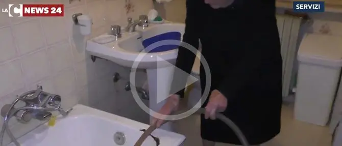 Non ha i soldi per la quota condominiale, anziana privata dell'acqua (VIDEO)