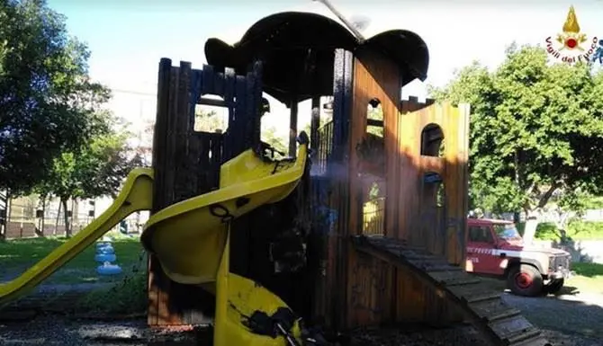 Incendio nel Parco giochi a Reggio, avviate indagini