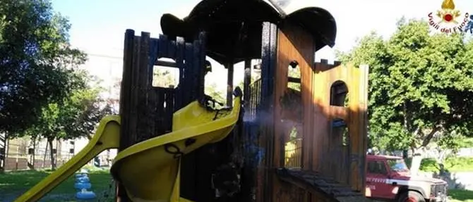 Incendio nel Parco giochi a Reggio, avviate indagini