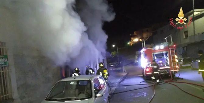 Catanzaro, scoppia un incendio in un magazzino nella notte