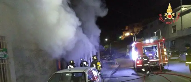 Catanzaro, scoppia un incendio in un magazzino nella notte