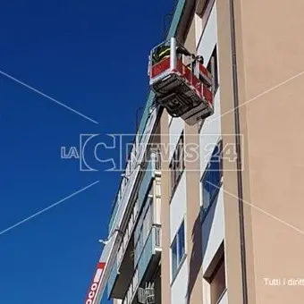 Catanzaro, parziale distacco di una grondaia: nessun ferito