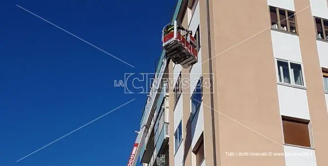 Catanzaro, parziale distacco di una grondaia: nessun ferito