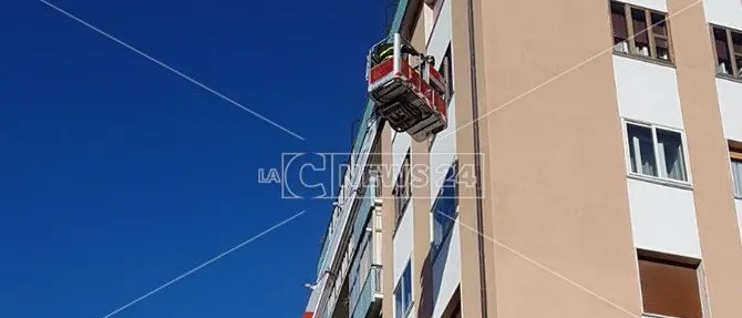 Catanzaro, parziale distacco di una grondaia: nessun ferito