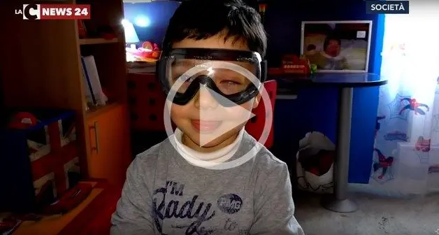 Perse la vista giocando con la sorellina, ma i genitori non si arrendono (VIDEO)