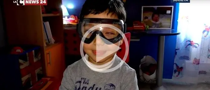 Perse la vista giocando con la sorellina, ma i genitori non si arrendono (VIDEO)