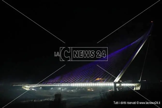 La notte di Cosenza illuminata dai mille colori del ponte San Francesco (FOTO-VIDEO)