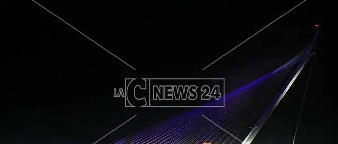 La notte di Cosenza illuminata dai mille colori del ponte San Francesco (FOTO-VIDEO)