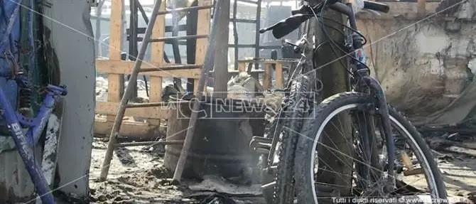 Rogo alla tendopoli, giovane trasferita al Centro grandi ustioni di Catania