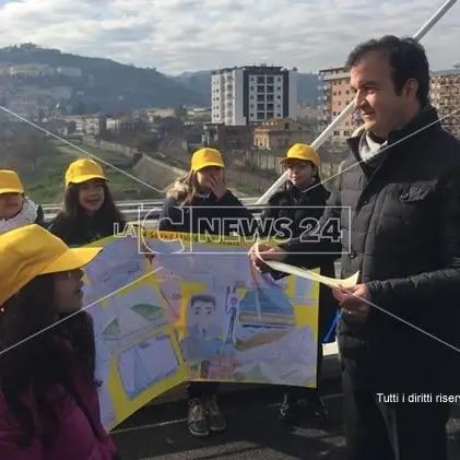 Cosenza, i bambini prendono possesso del ponte di Calatrava
