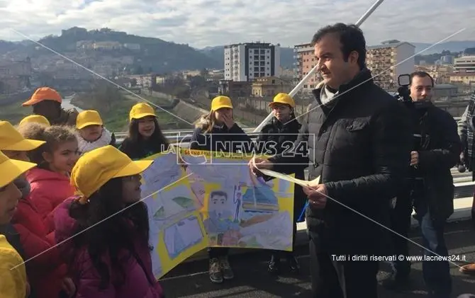 Cosenza, i bambini prendono possesso del ponte di Calatrava