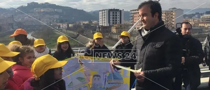 Cosenza, i bambini prendono possesso del ponte di Calatrava