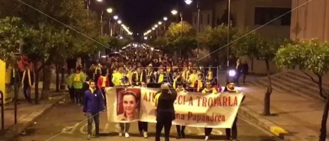«Aiutateci a trovarla»: a Roccella fiaccole accese per Natalina Papandrea (VIDEO)