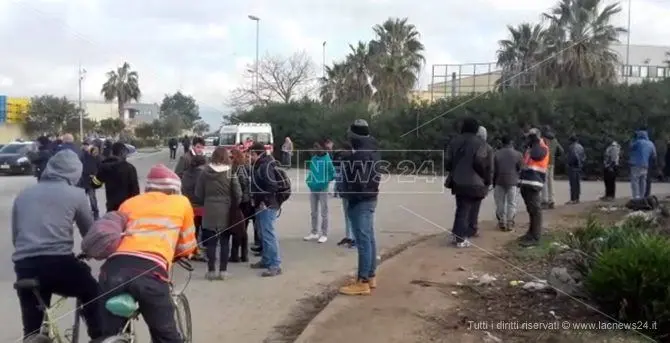 Incendio alla tendopoli, a San Ferdinando il corteo dei migranti