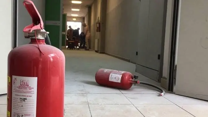 Vandali nella scuola di Arghillà, rubati pc