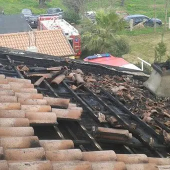 Paura a Curinga, in fiamme il tetto di una casa