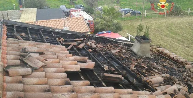 Paura a Curinga, in fiamme il tetto di una casa