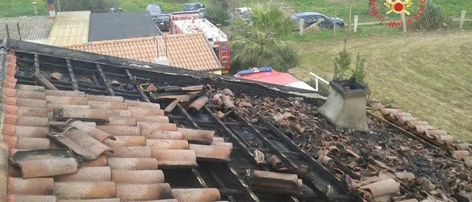 Paura a Curinga, in fiamme il tetto di una casa