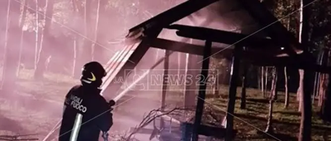 Sellia Marina, incendiato un gazebo nella notte