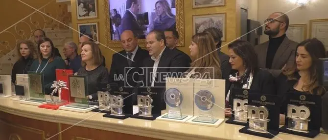 Il Festival di Sanremo parla calabrese, Michele Affidato presenta i premi (VIDEO)